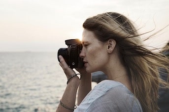 Touriste qui photographie la mer en Martinique
